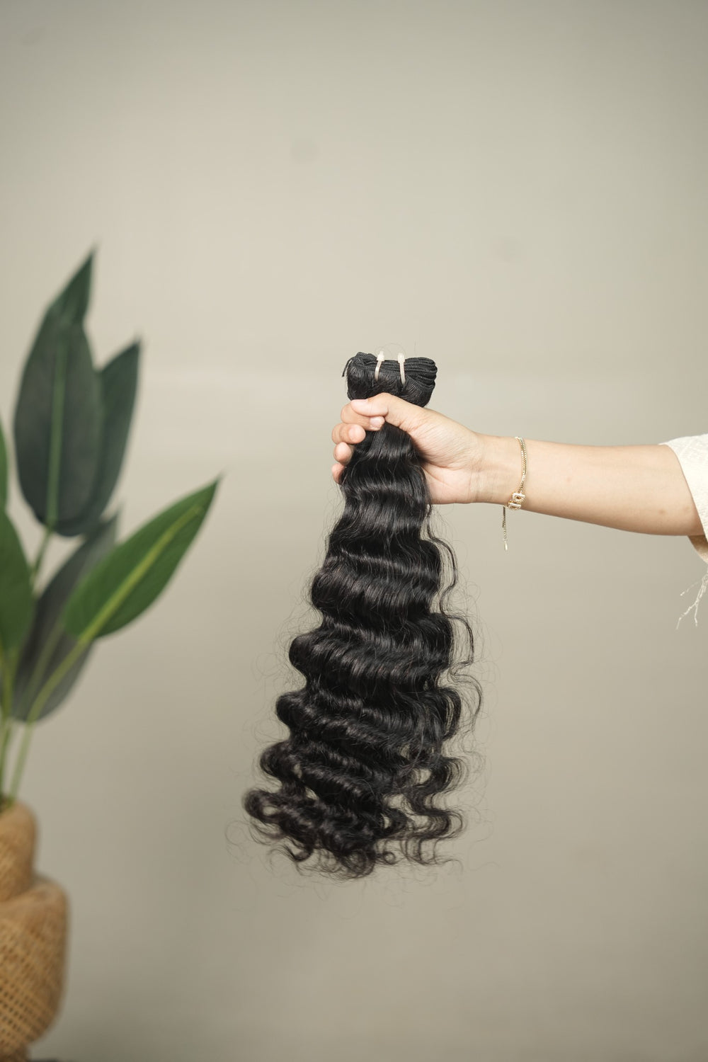 D'HAIR Cascade Loose Deep Wave 20-inch weft. Defined, open waves that separate into curls through the lower lengths.