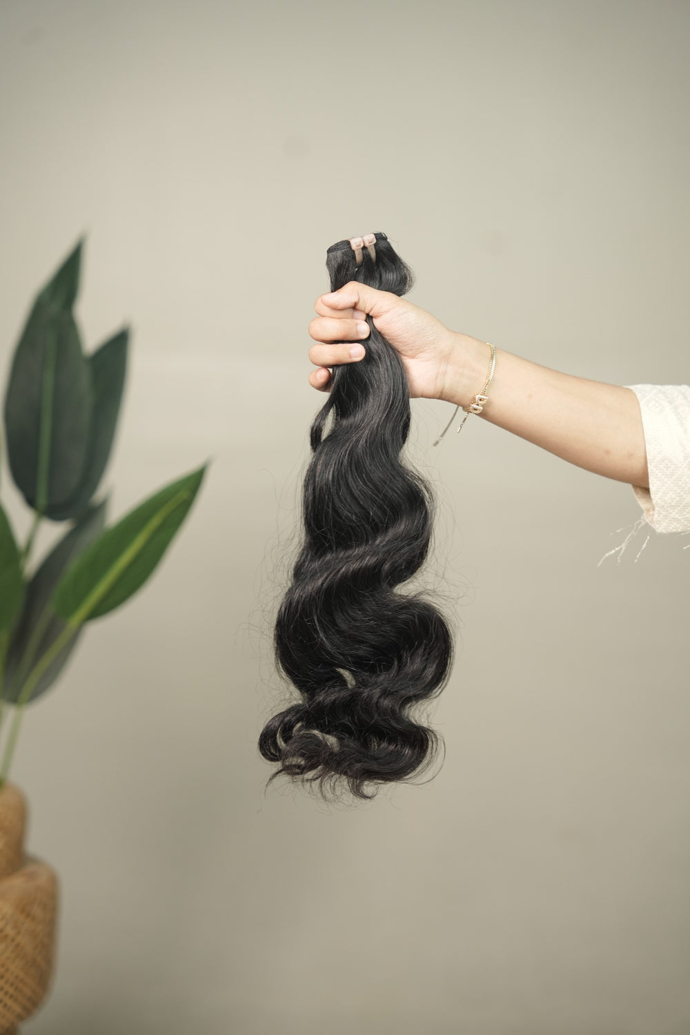 D'HAIR Muse Loose Wave 20-inch weft. Elongated, open waves that gather into loose curls at the ends.