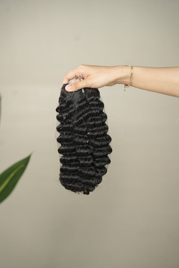D'HAIR Ripple Curly Wave 20-inch weft. Rounded, closely gathered waves with a fuller, curl-like outline.